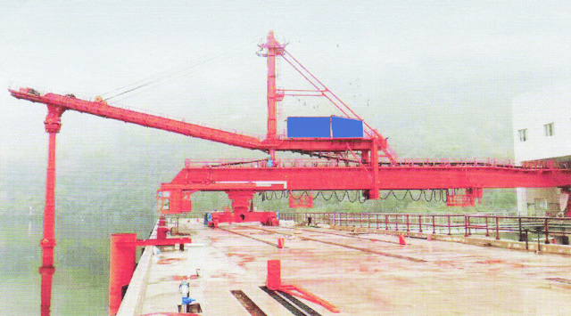 直線(xiàn)擺動(dòng)式裝船機