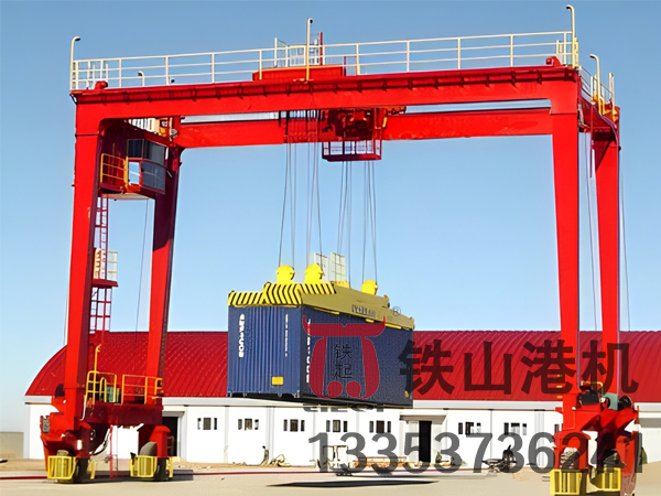 河北黃驊輪胎式集裝箱龍門(mén)吊廠(chǎng)家新技術(shù)太陽(yáng)能輪胎式集裝箱龍門(mén)吊
